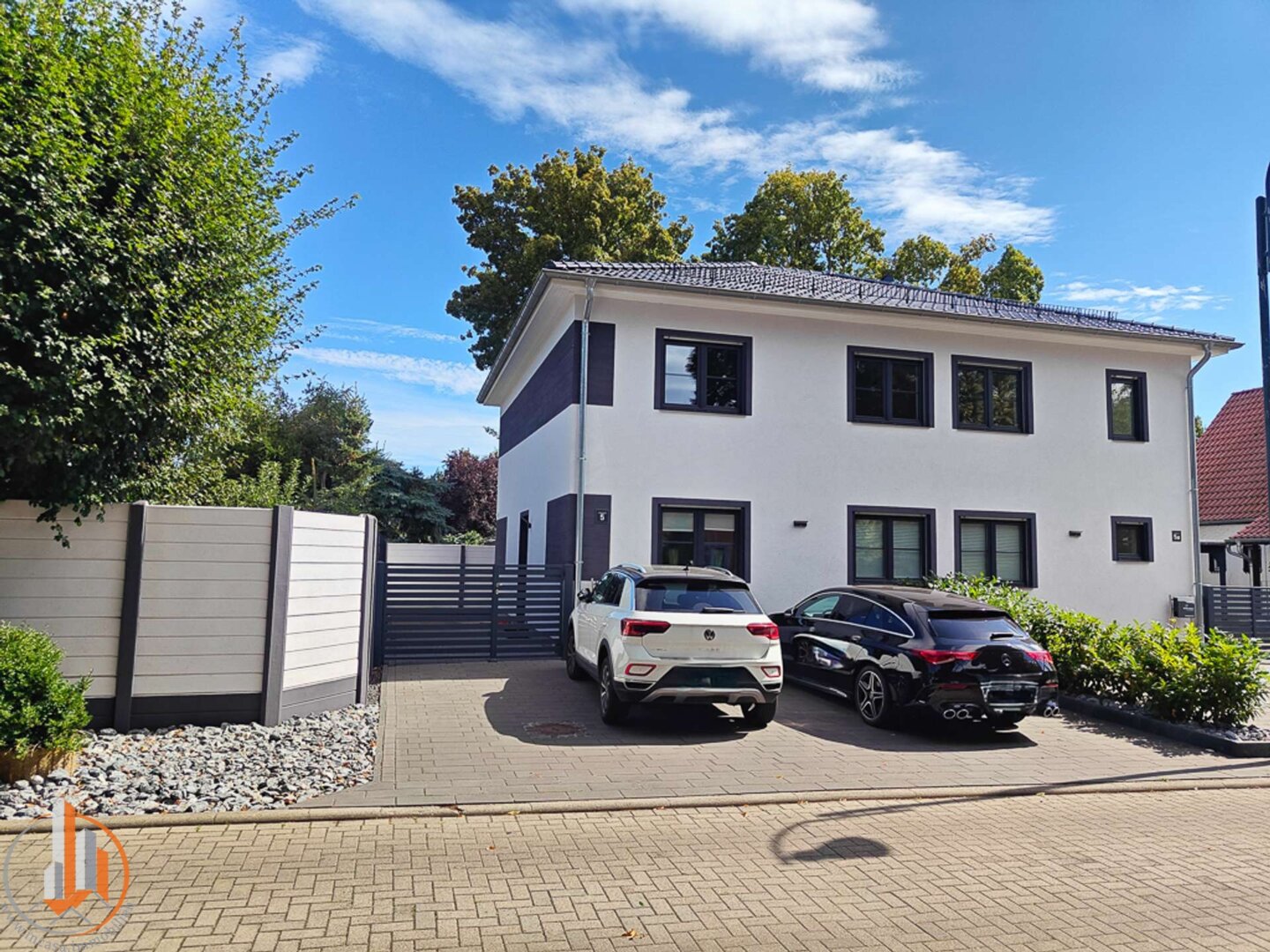 Ansicht von vorn mit Stellplätzen