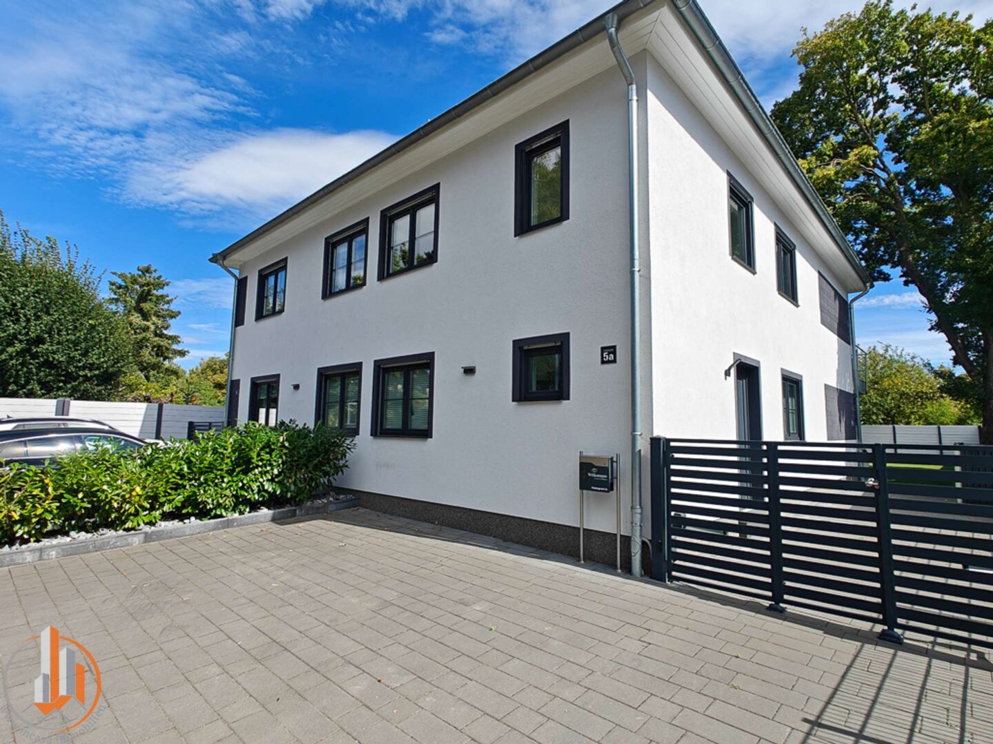 Ansicht von vorn mit Stellplätzen