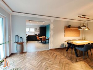 Wohnzimmer - Blick in die Küche