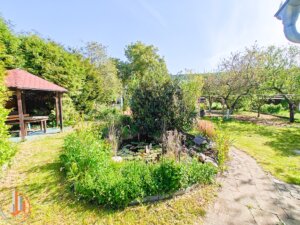 Garten mit Pavillon