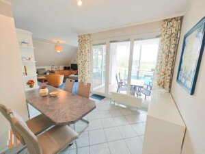 Küche mit Blick ins Wohnzimmer