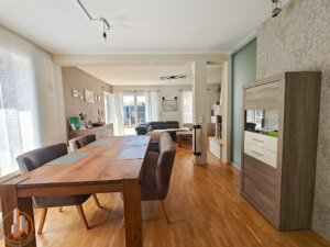 Wohnzimmer mit Essbereich