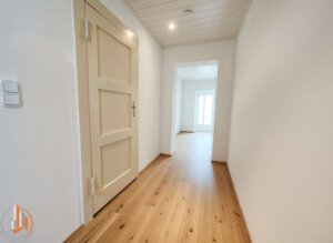 Flur 1 - (KI generiert)