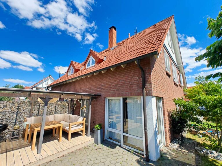 Moderne Doppelhaushälfte mit 5 Zimmern, Kamin und Garten in Wellen- Sehr gute Verkehrsanbindung 6 Ansicht von hinten