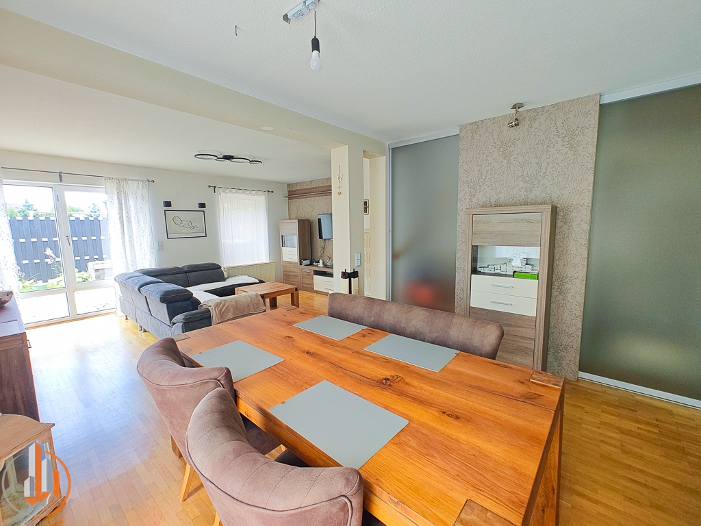 Wohnzimmer mit Essbereich