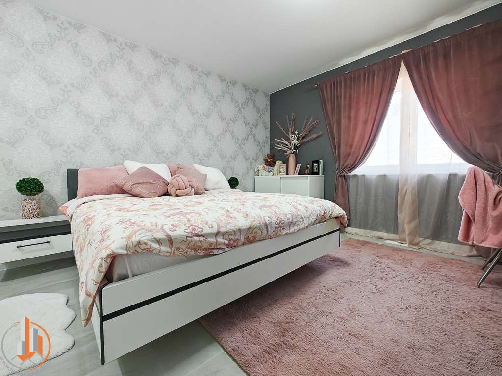 Schlafzimmer mit Zugang zum Bad