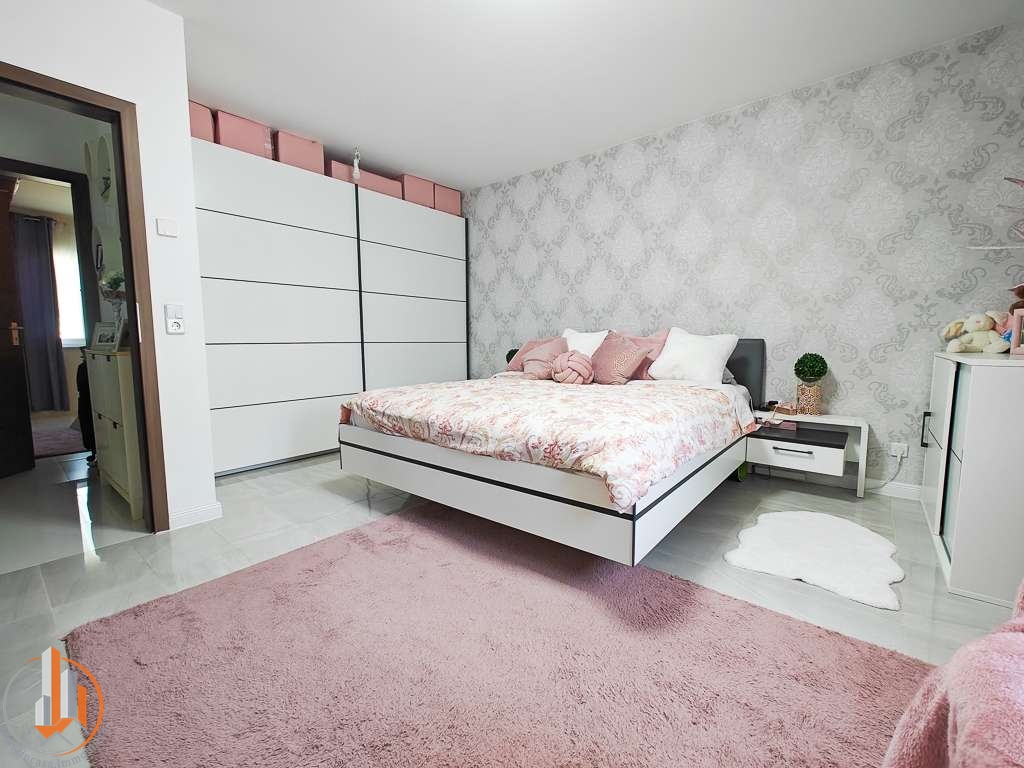 Schlafzimmer mit Zugang zum Bad