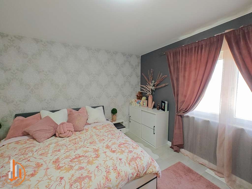 Schlafzimmer mit Zugang zum Bad