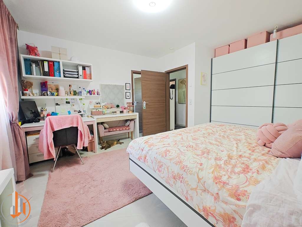 Schlafzimmer mit Zugang zum Bad