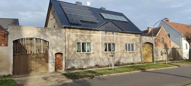 4 Seitenhof in Bias bei Zerbst mit 9.184 m² Grundstück 2 Vorderansicht Straße