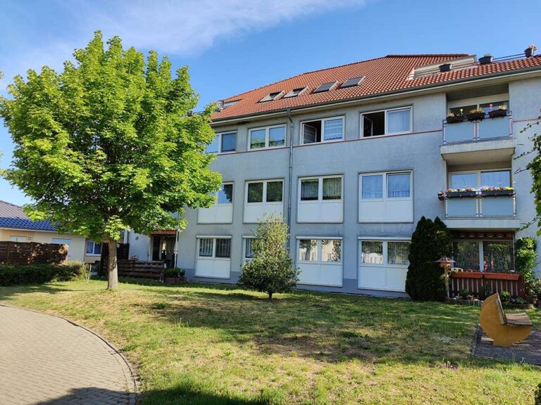 Frisch sanierte 3 Zimmer Wohnung, mit Terrasse und Carport – Ihr neues Zuhause zum Wohlfühlen! 1 Ansicht von der Straße